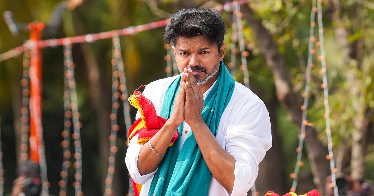 வீட்டைவிட்டு புறப்பட்ட விஜய்! எங்கே சென்றார்?