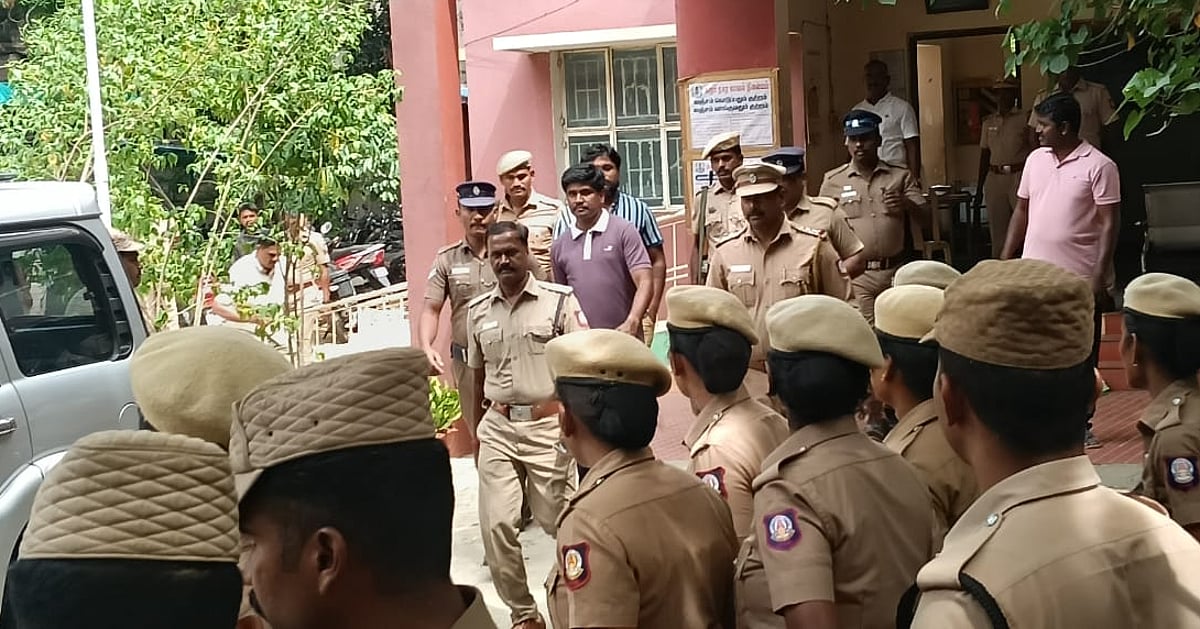 தவெக நிர்வாகிகள் கரூர் நீதிமன்றத்தில் ஆஜர்!