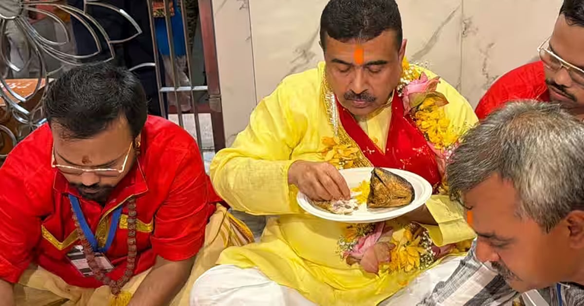 கோயிலில் மீன் வறுவல் சாப்பிட்ட மேற்கு வங்க முதல்வர் சுவந்து அதிகாரி | West Bengal Chief Minister Suvendu Adhikari eats fried fish at a temple-